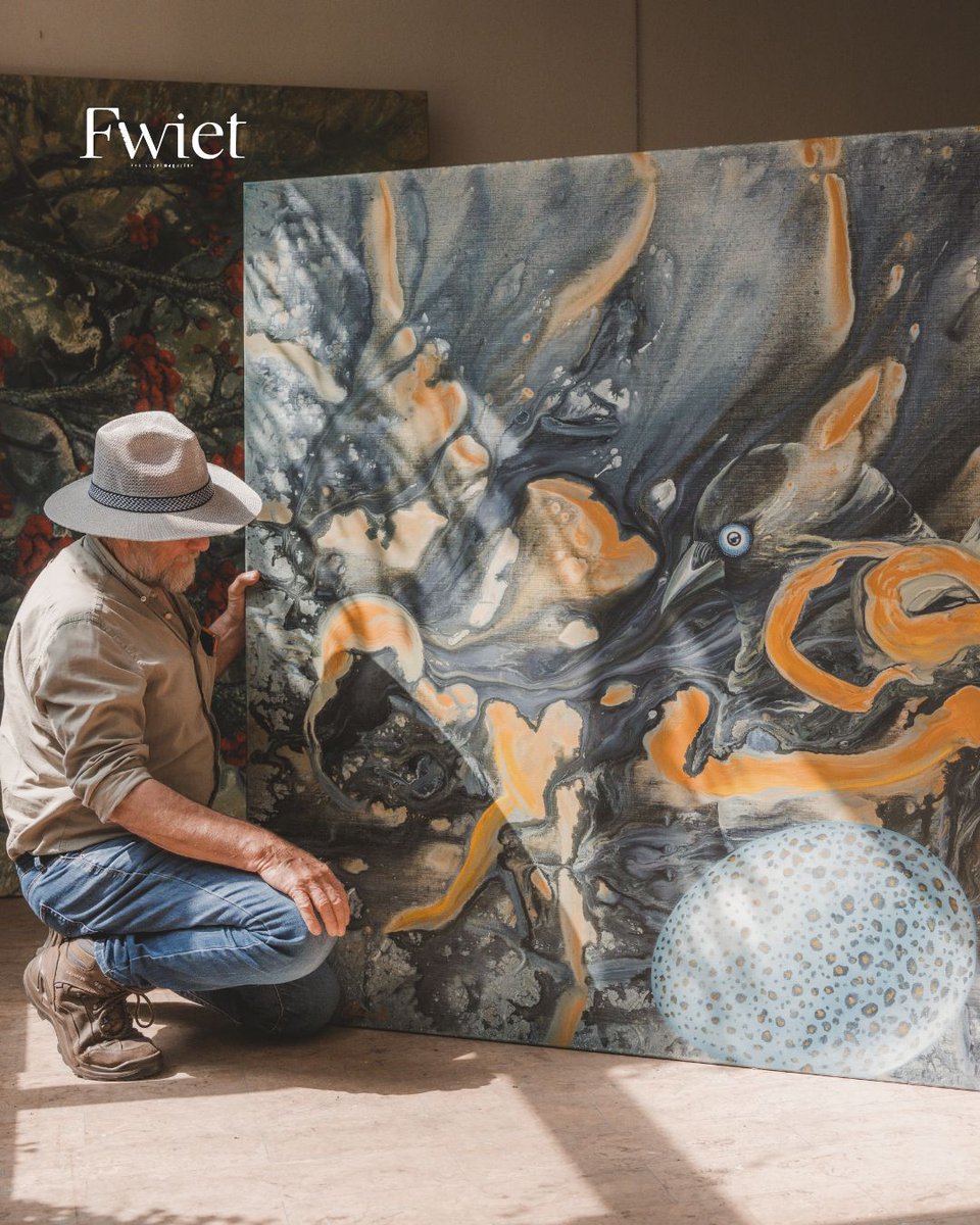 Beeldend kunstenaar en auteur Achilles Cools is bij velen geen onbekende meer. Als de ‘kauwenman’ observeerde hij deze schrandere vogels via een toren. Maar wat heeft Achilles met Extremadura te maken? Lees het in Fwiet 10, 
Bestel: fwiet.be
(foto: Jonas Lampens)