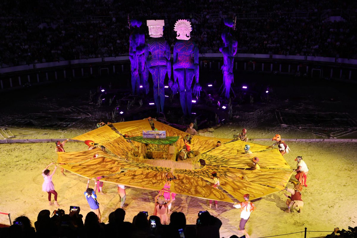 CulturaenBta's tweet image. Hoy vivimos la inauguración oficial de la Bienal Internacional de Arte y Ciudad #BOG25 en la Plaza Cultural La Santamaría, que se convirtió en La Casa Común, una maloca luminosa y colectiva donde el público, vestido de blanco, fue parte del mapping inmersivo creado por Sonic…