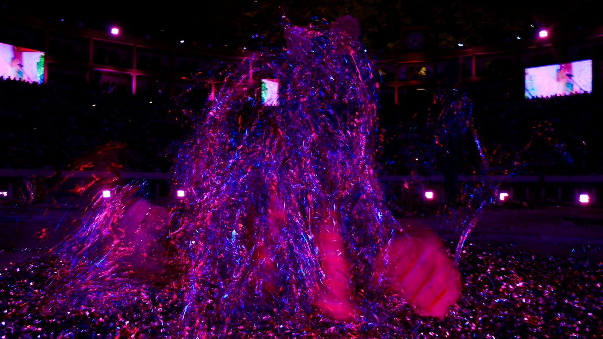 CulturaenBta's tweet image. Hoy vivimos la inauguración oficial de la Bienal Internacional de Arte y Ciudad #BOG25 en la Plaza Cultural La Santamaría, que se convirtió en La Casa Común, una maloca luminosa y colectiva donde el público, vestido de blanco, fue parte del mapping inmersivo creado por Sonic…