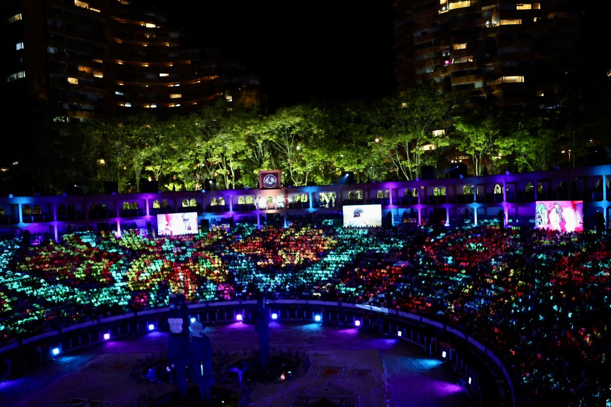 CulturaenBta's tweet image. Hoy vivimos la inauguración oficial de la Bienal Internacional de Arte y Ciudad #BOG25 en la Plaza Cultural La Santamaría, que se convirtió en La Casa Común, una maloca luminosa y colectiva donde el público, vestido de blanco, fue parte del mapping inmersivo creado por Sonic…