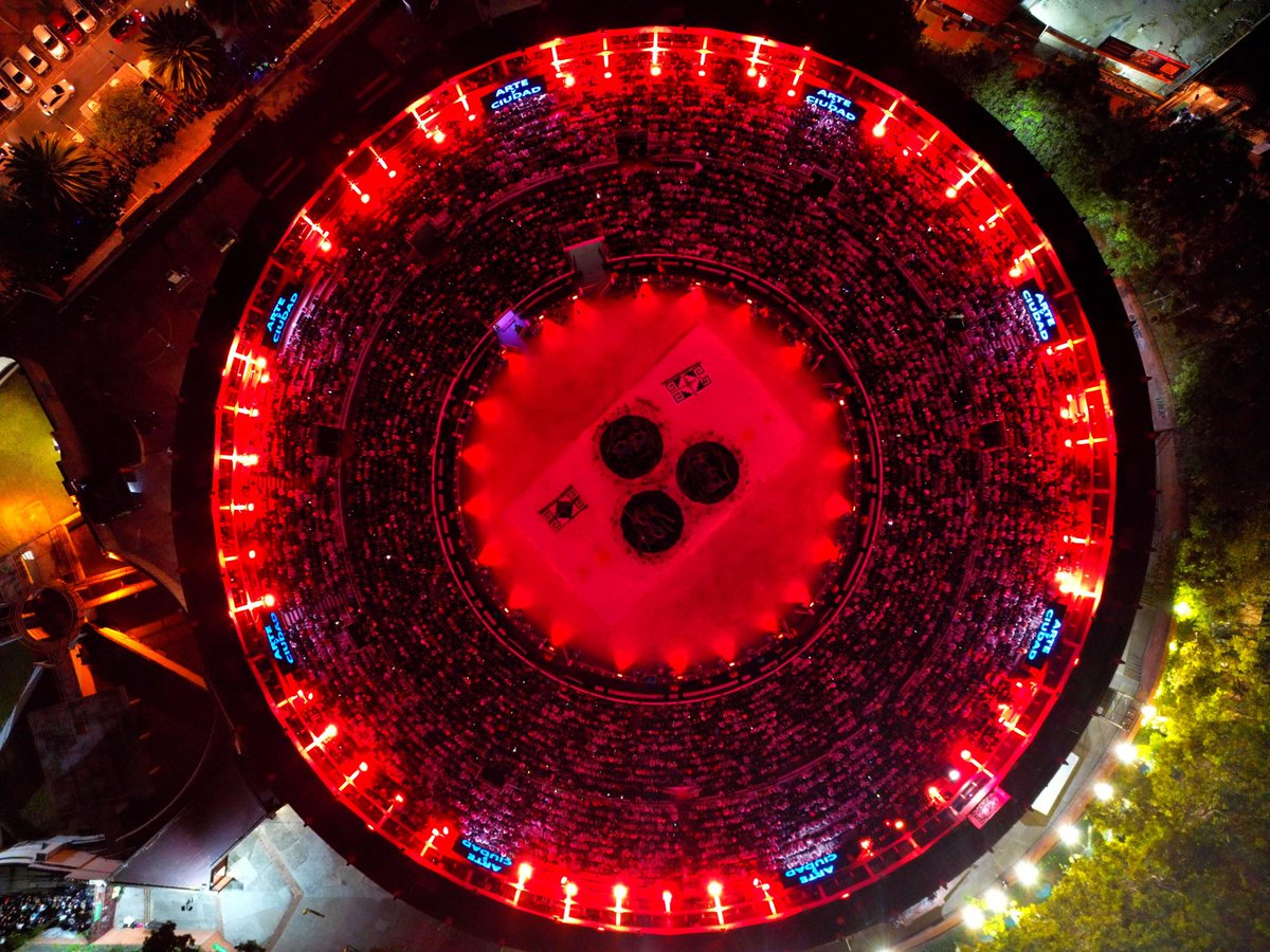 CulturaenBta's tweet image. Hoy vivimos la inauguración oficial de la Bienal Internacional de Arte y Ciudad #BOG25 en la Plaza Cultural La Santamaría, que se convirtió en La Casa Común, una maloca luminosa y colectiva donde el público, vestido de blanco, fue parte del mapping inmersivo creado por Sonic…