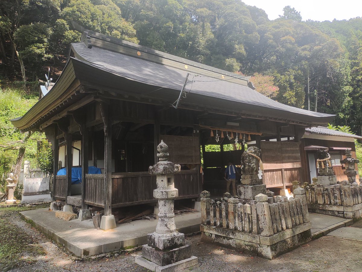 播磨龍野の新宮町にご案内いただいた神社にも二引きの紋が掲げられておりました。こちら赤松家が足利家から下賜された紋でございます😌
<a href="/kishinsen_fan/">姫新線ファンクラブ</a>