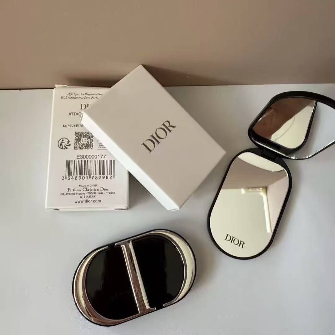 jeffbstore's tweet image. 〰️Preorder〰️
▪️DIOR MlRROR PHONE ▪️ มีกล่องครบ น้องคือที่ติดมือถือ เป็นกระจกแบบตั้งได้ค่า 

✖️Price : 290฿✖️
 
📌 จ่ายตอนของมา แต่ห้ามเทน้า
📍รับจำนวนจำกัด  
(รอของ6-8week) #jeffbpre

📎กรอกฟอร์ม&amp;gt;&amp;gt;forms.gle/yDFWJcmhhKHHQj…