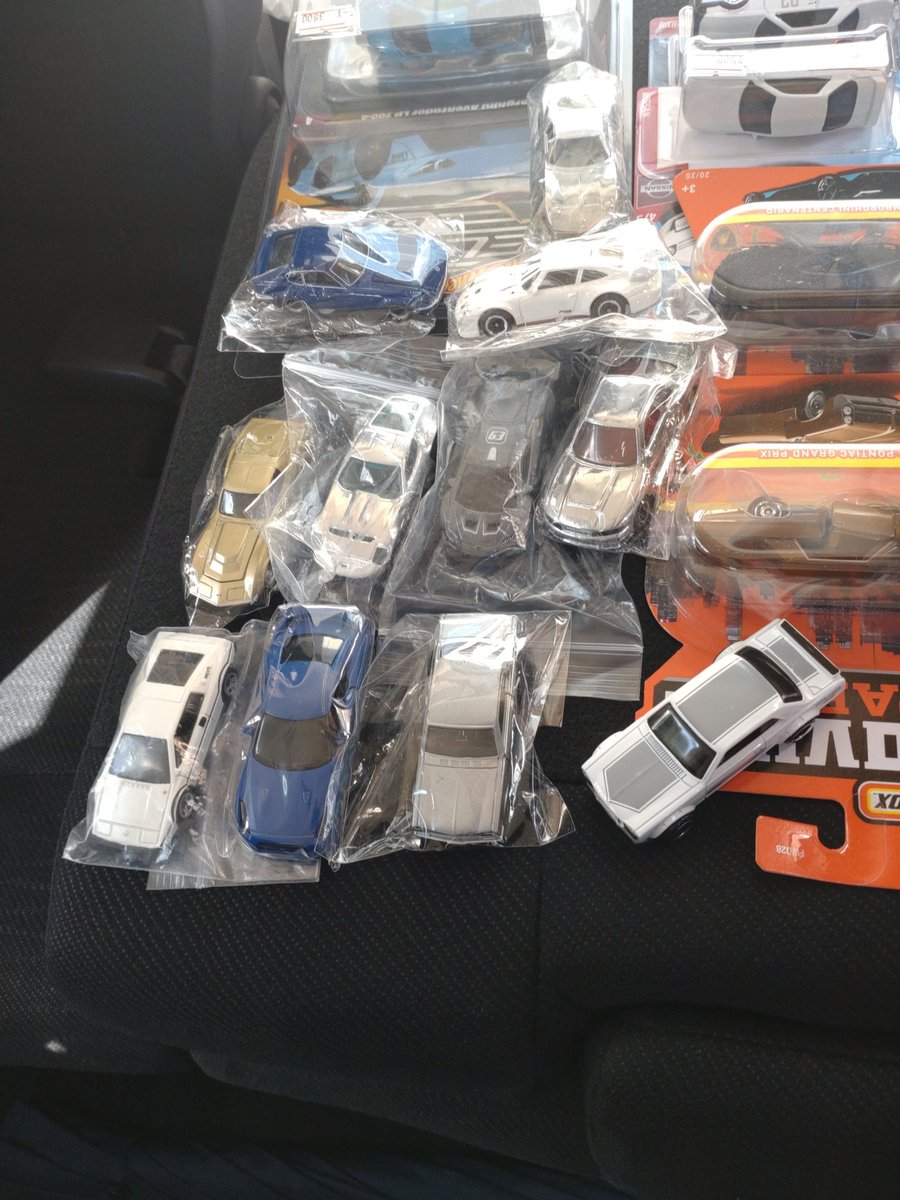 本日はミニカーフリマ常総へ、なるべく控えようと思いつつ、結局色々買いました、何故だか分かりませんが、何となくGT-Rが多い？でもGT-Rは永遠にコンプ出来ない車種なので、目に止まったら買う感じです。
＃ホットウィール
＃トミカ
＃ミニカーフリマ常総