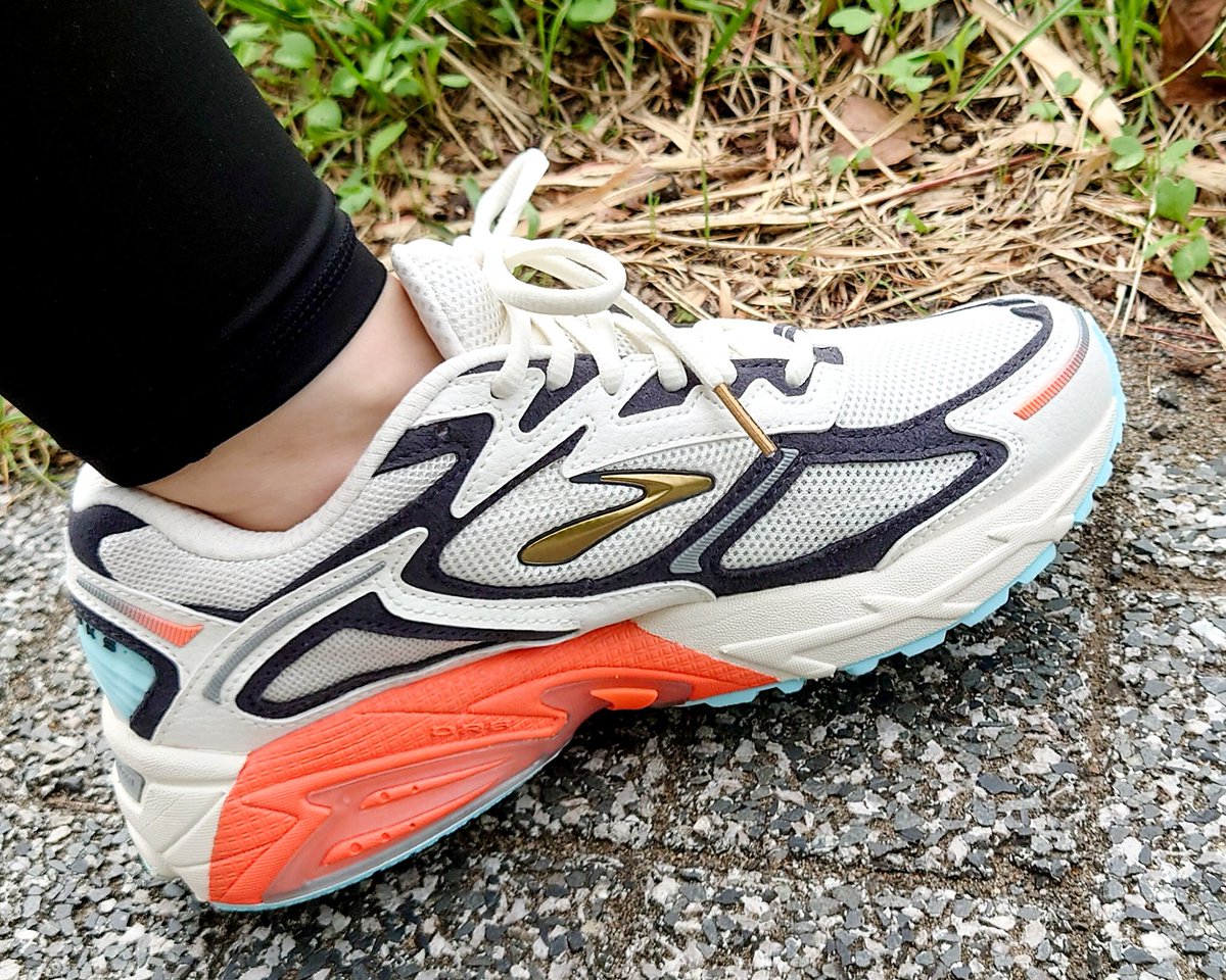 luckstock_jp's tweet photo. やっーと晴れた！やっと履けた！newスニーカー👟かわいいい #BROOKS https://t.co/Ttr99PRqfH