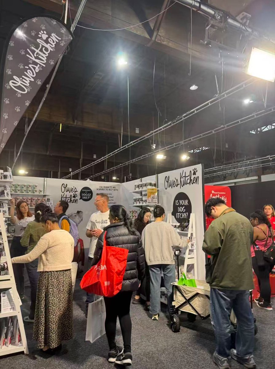 dogadogo2023's tweet image. ✈️ DGDG traveled to Auckland, New Zealand to finalize our upcoming artist collaboration.
We were also honored to be invited to join the Auckland Pet Expo, showcasing our vision for stylish &amp;amp; functional pet wear.Stay tuned — the co-creation pieces are coming soon! 🎨🐾
#DOGADOGO