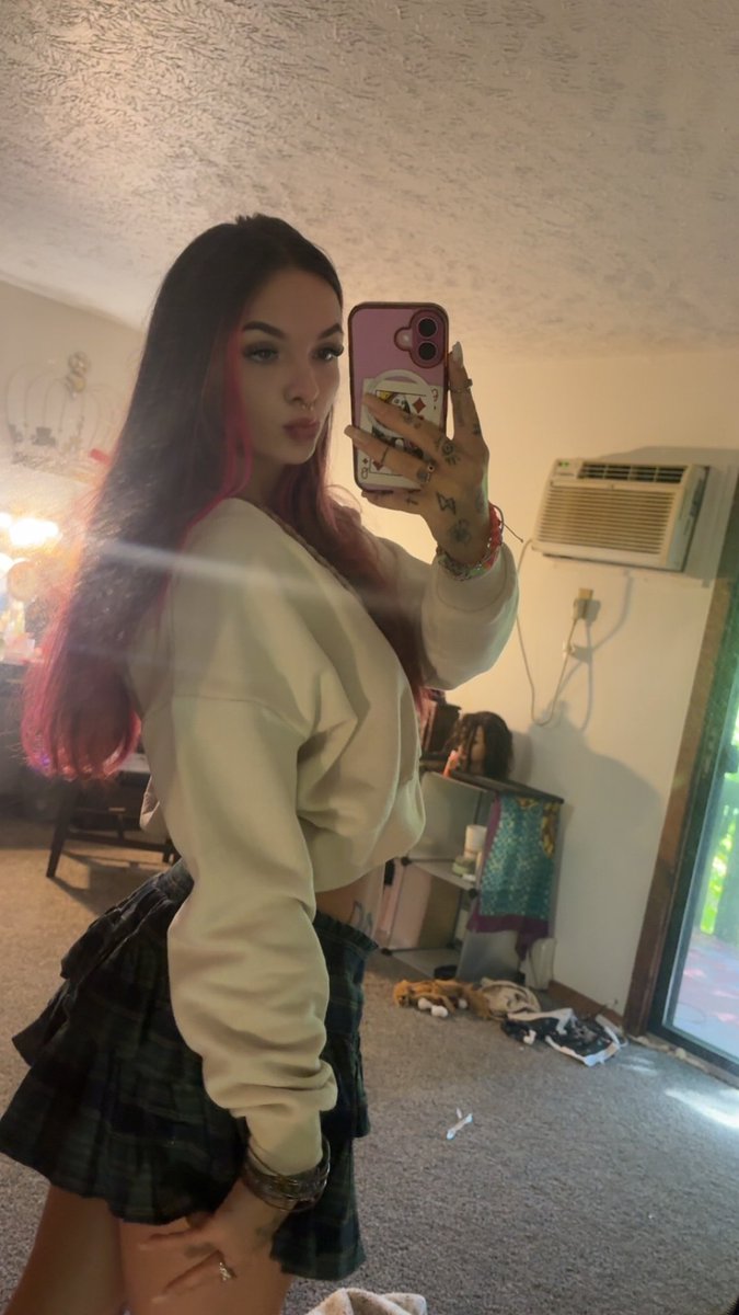 TheBabyParis's tweet photo. can i be pretty 444 you with clothes on too ? or yall don’t like me like that 😌 https://t.co/Aqpr7U2nbQ