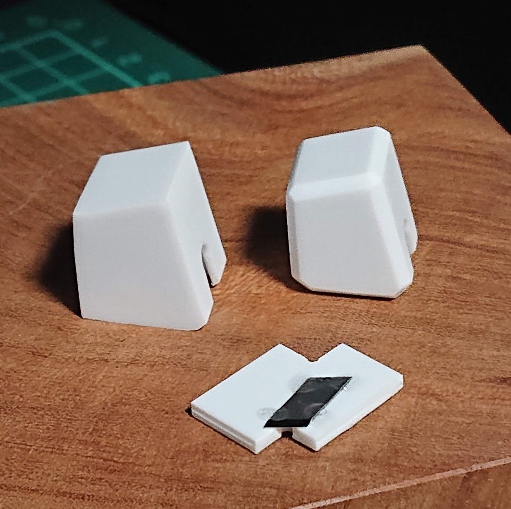 ICHI86026918's tweet image. スクラッチしたパーツのC面取りは、プラ板の端材とカッター刃で作った簡単な治具を使って削っていきます。

C面が大きい時は粗いヤスリで角をある程度落としてから削っていきます。