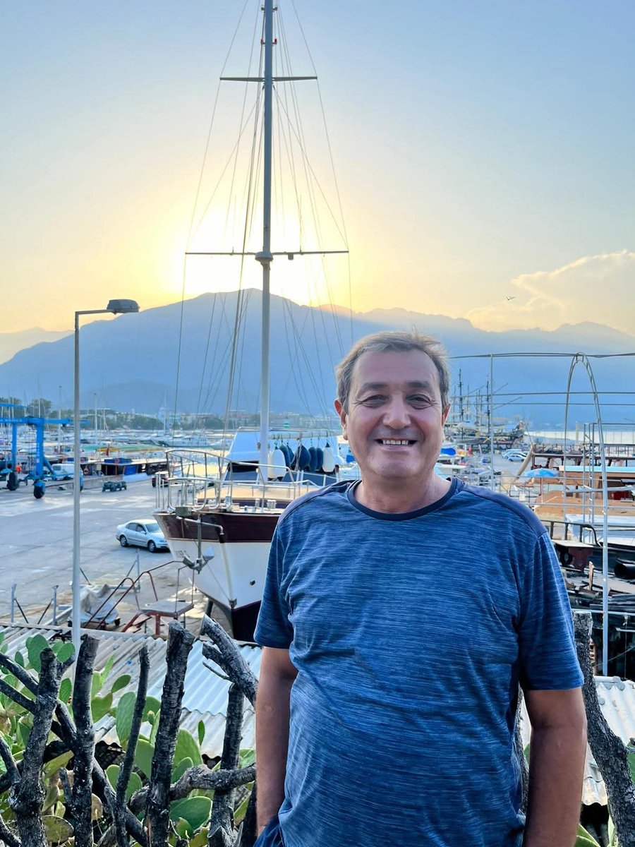 hasanoder's tweet image. Mutlu,huzurlu bir gün diliyorum
Bir kahvenin tadını bir insan sesi değiştirebilir
Berbat bir günü bir insan yüzü güzelleştirebilir
Acı bir haberi,bir insan hafifletebilir
Mutlu bir anı,bir insan daha mutlu yapabilir
İnsan insana lazımdır
Ama insan,insana....