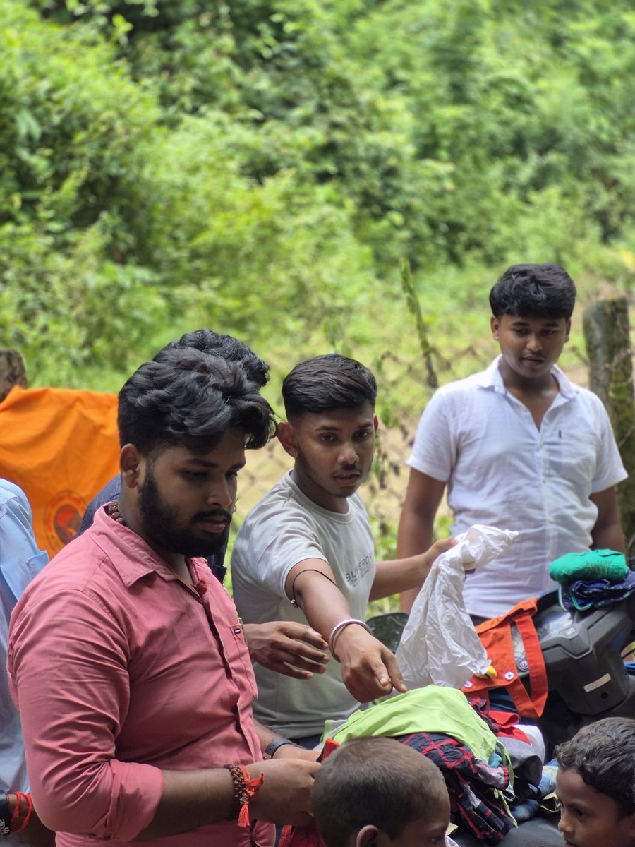 ABVPTripura's tweet image. এবিভিপি গোমতী জেলা অন্তর্গত অমরপুর নগর শাখার উদ্যোগে মুন্ডা কলোনি এলাকায় বস্ত্র বিতরণ কার্যক্রম করা হয়। 
#ABVPTripura #StudentsForSeva