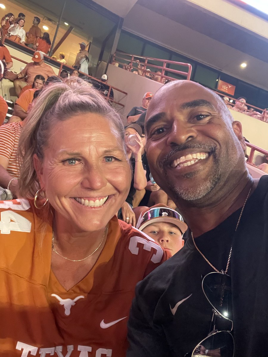 Needed a night with the fam, all 3 working tonight!
Then got a bonus with one of the GOATs in the business <a href="/CoachAwolf/">Amanda Wolf-Schramm 👆💙</a>!! Great time connecting with a <a href="/THSCAcoaches/">THSCA</a> legend! Coach, you have no idea the influence you have had on soooo many!