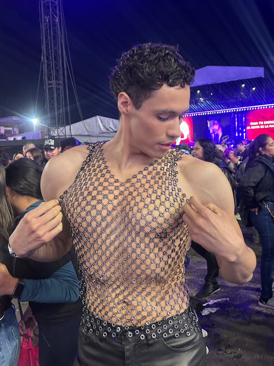 Pa’ que ese c*brón, cuando me vea, le duela…  <a href="/shakira/">Shakira</a>  🎶✨
.
.
.
#Shakira #LasMujeresYaNoLloranWorldTour #EstadioGNPSeguros #Shein