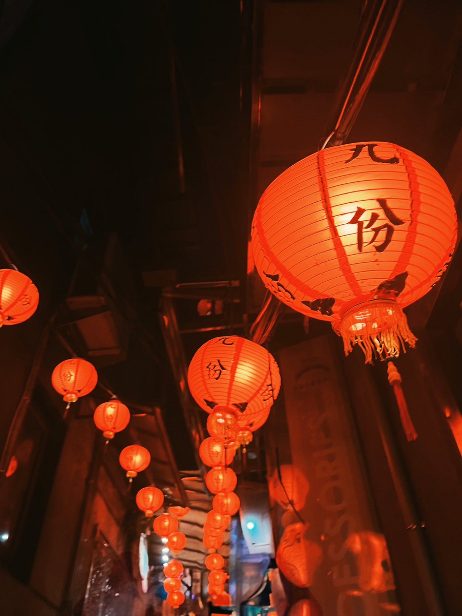 lantern-lit Jiufen feels like a dreamscape 🏮💫