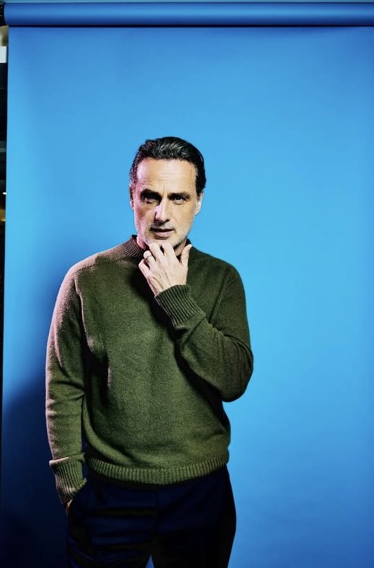 Not Andy having to redirect an itw to the play ‘cause the interviewer kept trying to dig whether or not he’d ever come back to TWDU. To which he replied ‘there’s a conversation happening right now’ 🙂‍↔️ AMC u better give them [Dandy] everything they want 🤭 #TheOnesWhoLive ❤️‍🔥