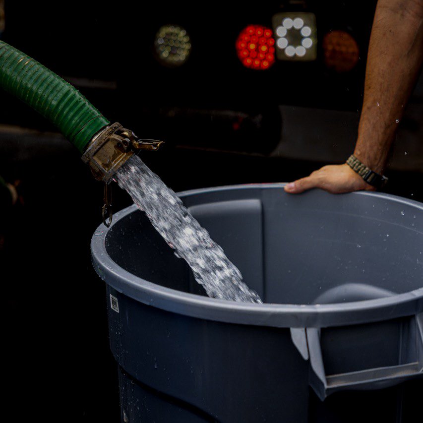 AutoridadAguaSV's tweet photo. El abastecimiento de agua potable se mantiene en marcha mediante camiones cisterna en diferentes comunidades. https://t.co/wiGtyECdVJ