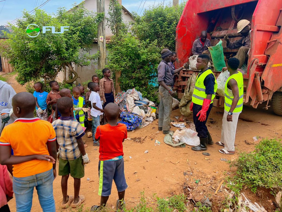 luseericmathew's tweet image. The pledge is to try our best and end poor waste management in our communities thus promoting sustainability by putting the SDGs in practice (3, 6, 11, 12, 13, 14, 15  &amp;amp; 17)  together with @rctkampalasouth  and @FLF_ngo  we conducted a clean up in Kisasi central. #sdg #climate