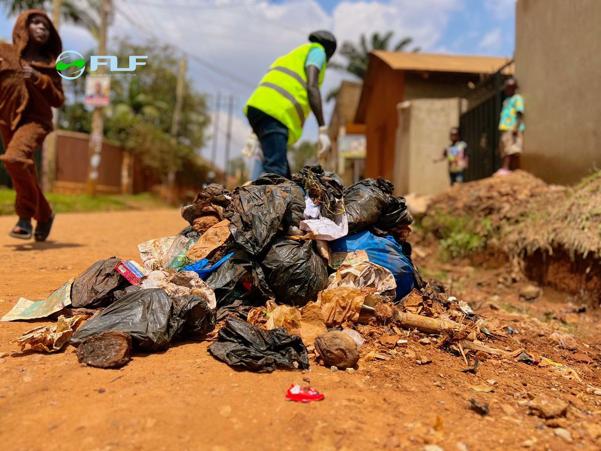 luseericmathew's tweet image. The pledge is to try our best and end poor waste management in our communities thus promoting sustainability by putting the SDGs in practice (3, 6, 11, 12, 13, 14, 15  &amp;amp; 17)  together with @rctkampalasouth  and @FLF_ngo  we conducted a clean up in Kisasi central. #sdg #climate