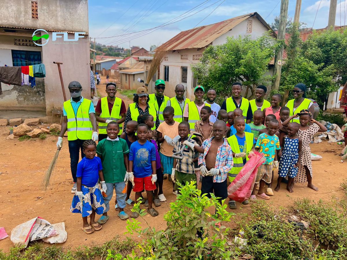 luseericmathew's tweet image. The pledge is to try our best and end poor waste management in our communities thus promoting sustainability by putting the SDGs in practice (3, 6, 11, 12, 13, 14, 15  &amp;amp; 17)  together with @rctkampalasouth  and @FLF_ngo  we conducted a clean up in Kisasi central. #sdg #climate