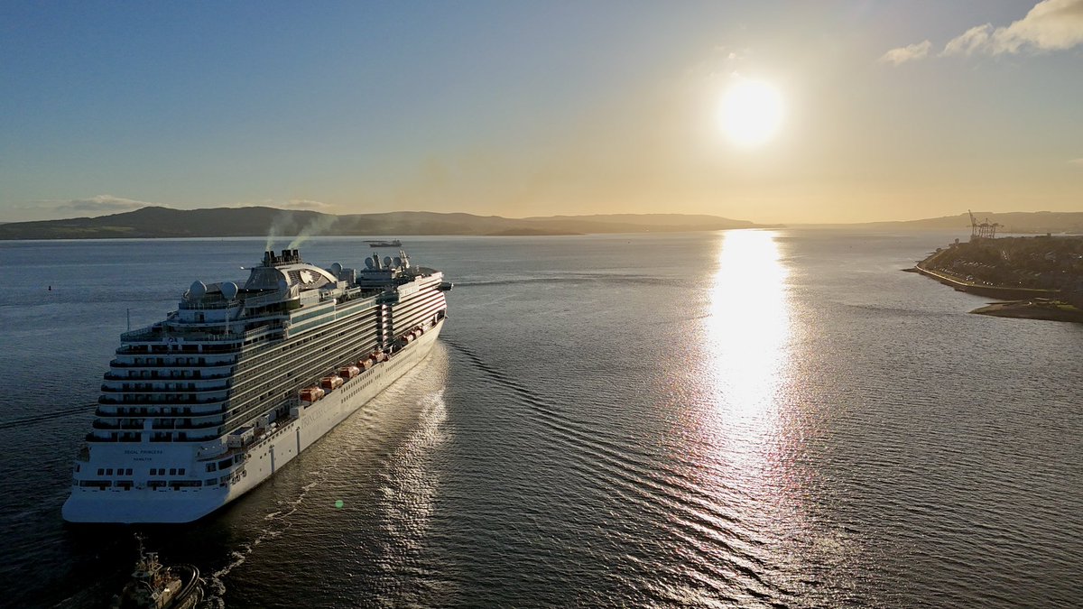 mjgardner73's tweet photo. The #RegalPrincess sailing up the #Clyde as a visitor on a beautiful morning like this must be pretty cool. @PrincessCruises @ThePhotoHour https://t.co/zBHUVqfdBL