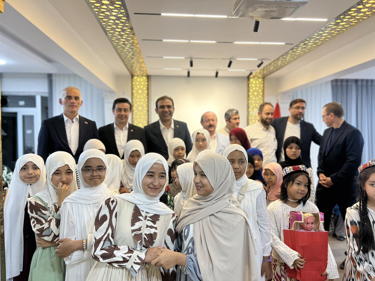 Mehmet Şahin (@mehmetsahinbsk) on Twitter photo Yetim gülerse dünya güler. Uygur Türk’ü yavrularımızla beraberdik. İnsani yardım derneği başkanı İbadet Hanım kardeşimiz ve ekibi güzel insanlar. DÜNYA İYİLERİN HATRINA DÖNÜYOR🤲
<a href="/abdullahozdemir/">Abdullah Özdemir</a>
<a href="/zorlu77/">Prof.Dr.Kürşad ZORLU</a>
<a href="/oztrk_nejat/">Nejat Öztürk</a> Yetim gülerse dünya güler. Uygur Türk’ü yavrularımızla beraberdik. İnsani yardım derneği başkanı İbadet Hanım kardeşimiz ve ekibi güzel insanlar. DÜNYA İYİLERİN HATRINA DÖNÜYOR🤲
<a href="/abdullahozdemir/">Abdullah Özdemir</a>
<a href="/zorlu77/">Prof.Dr.Kürşad ZORLU</a>
<a href="/oztrk_nejat/">Nejat Öztürk</a>