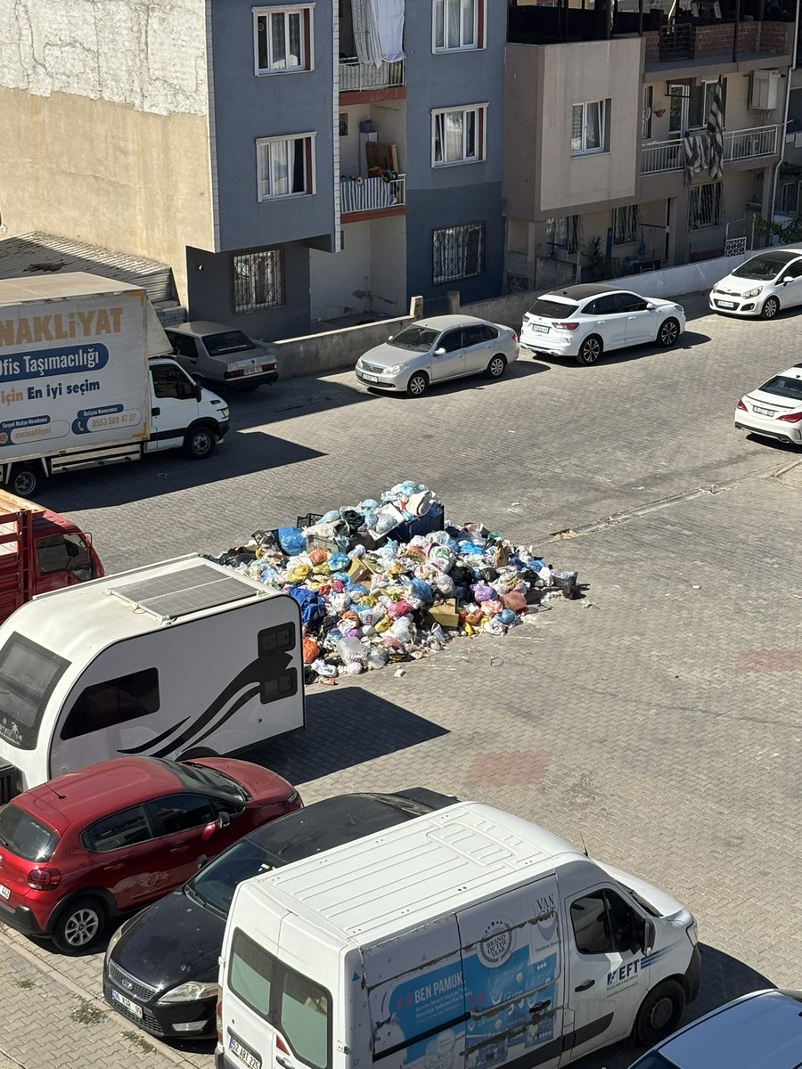 mertkanbir's tweet photo. @izmirhim merhaba buca çamlıpınar mahallesi 293/62 sokaktaki çöpler halen toplanmamış durumda. Kokudan durulmuyor lütfen bu çöpler toplansın artık. https://t.co/v1w1ZvIzdd