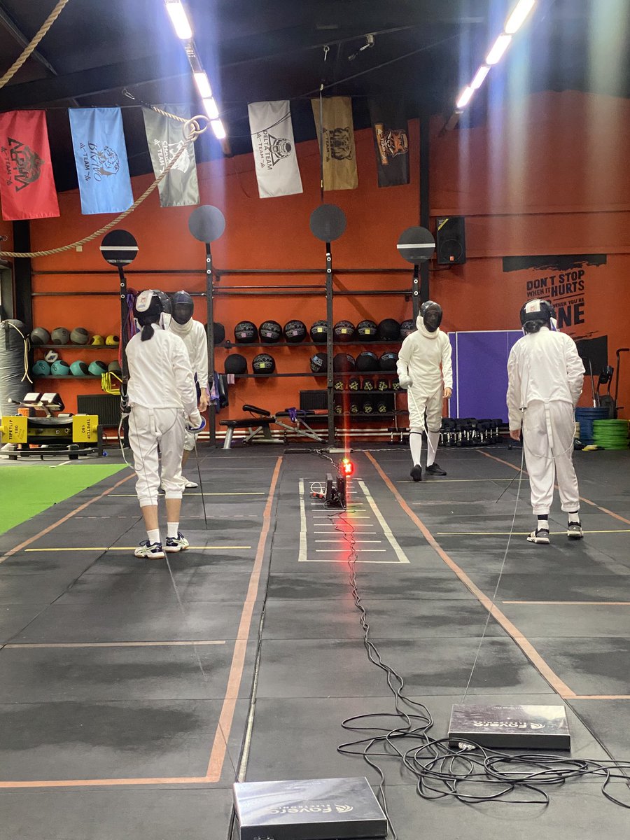 LT Fencing club хүүхдүүдээ хичээллүүлэх гоё спорт оллоо.