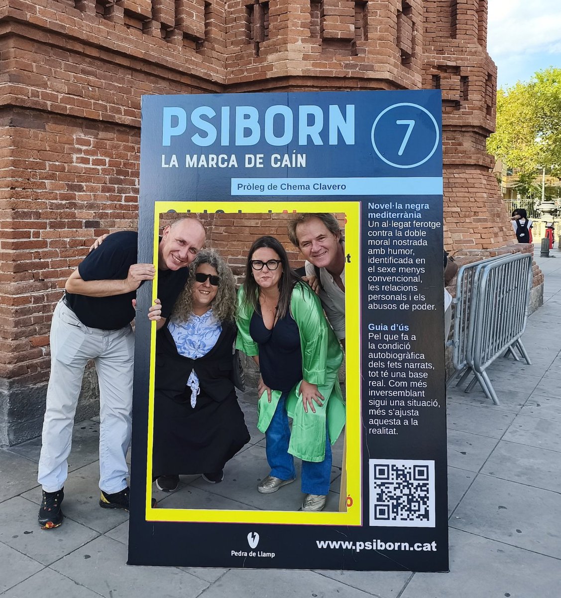 Mentre la gent es feia fotos <a href="/GentDeBarcelona/">Gent de Barcelona</a> la feia petar amb veïns i amics que s'hi aturaven.

No tenen grans recursos ni estructures de poder al darrere, però tenen constància, compromís i proximitat amb els barris. I això és prou fort per obligar els de sempre a moure’s.