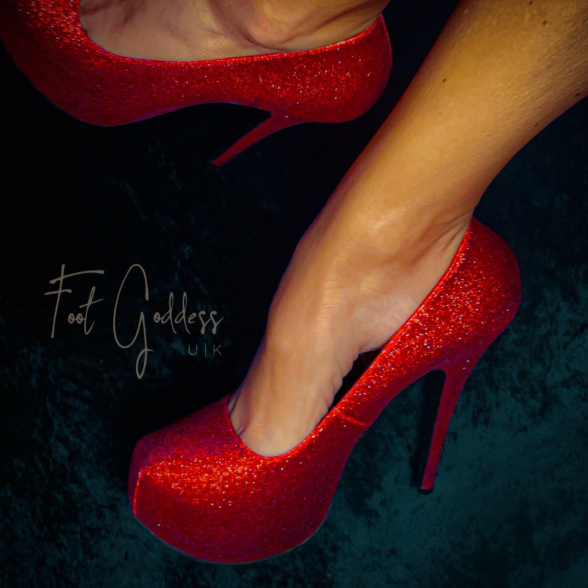 foot_goddess_uk's tweet photo. There’s no place like… kneeling at my feet. 👠

#Rubyslippers #footfetish #highheels #FootGoddess https://t.co/SAHuCH7HWL