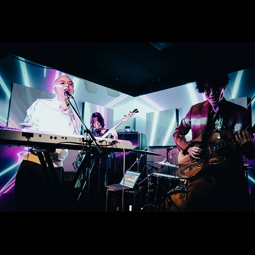 cyberturn1's tweet photo. mod:O　（バンド演奏・VJパフォーマンス）
@modeopposite 
東京発の3人組エレクトロロックバンド。オルタナティブロックとダンスミュージックの要素を掛け合わせた、ダンサブルで電子的な楽曲を得意とする。
 https://t.co/73NPHpKBm6
https://t.co/TpxpZwjl3Z https://t.co/oEMD8qVY52