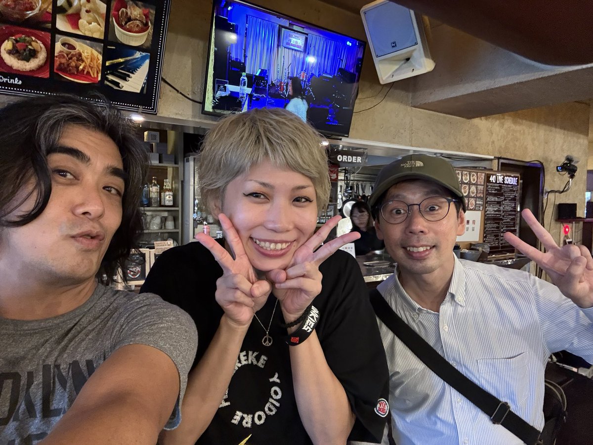 昨日は、毎月第三土曜日恒例イベント「ミューズとブランチ」！
今回初出演の「ザ・ビールス」の皆さんと「ロマンチック飛行船」のお二人、ありがとうございました！
僕とシンゴくんは「ザ・ビールス」のドラマー「ゆな」さんとは凄い昔からの仲で、今回久し振りの共演となりました！会えて嬉しかった！