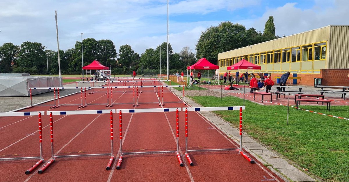 #Clubkampioenschappen 2025, dag 2 is aangebroken. Kom jij onze atleten aanmoedigen? We starten om 11 uur. Horden, speer, discus het indrukwekkende polsstokhoogspringen, en diverse loop onderdelen met de 4x400 meter estafette waar ook de loopgroepen aan mee doen. #bussum #atletiek