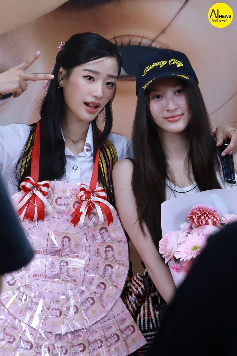 AllNews_th's tweet photo. "วิว เบญญาภา" หอบดอกไม้  มาร่วมแสดงความยินดีกับคุณหมอคนเก่ง "ตู ต้นตะวัน" ในวันสำเร็จการศึกษา 

TU Graduation Day 

#tontawan #viewbenyapa 
#ProudOfDentistTONTAWAN https://t.co/49s5dyFnTV