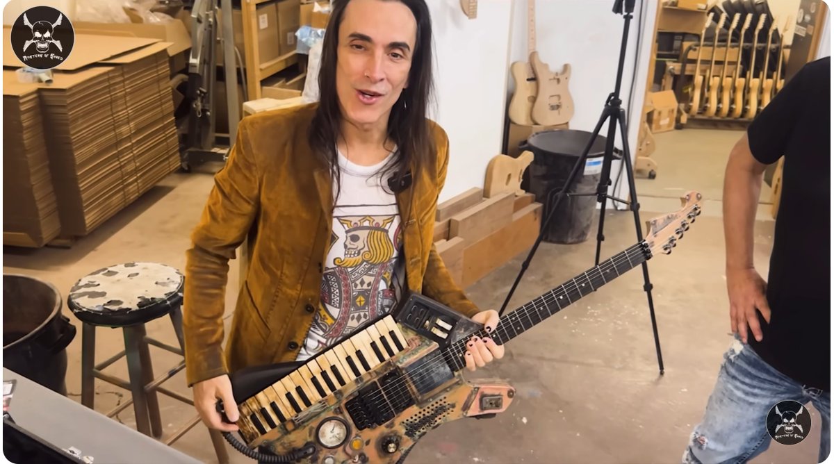 ヌーノの機材紹介動画だともっと詳しく件のショルキー搭載ギターの解説 