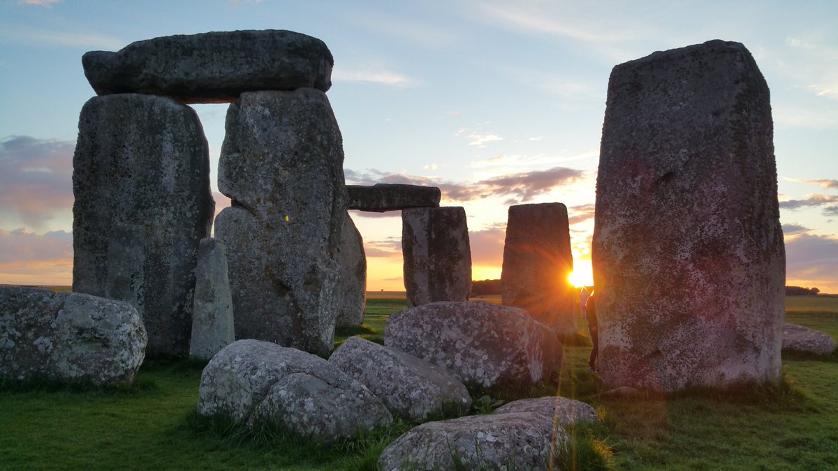 Sunrise at Stonehenge today (21st September) was at 6.52am, sunset is at 7.07pm ⛅️