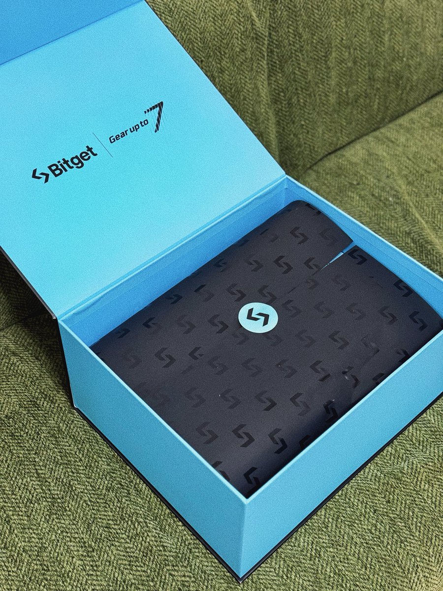 hkfugui8's tweet image. #Bitget七周年 感谢🙏 @xiejiayinBitget

@thecryptobubble @lorenzo99合作的MV 帅炸了！这次 #Bitget 周边 也很酷炫！最近没机会回内地，下次一定穿起来！

#BitgetTurns7  @Bitget_zh @GracyBitget @bitgetglobal