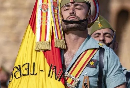 PlataformaMill1's tweet image. #Defensa celebra el 105 aniversario de #LaLegión: "Sigue siendo referente de #compromiso y #profesionalidad".
El documento, rubricado por el Rey Alfonso XIII, establecía la constitución de una unidad militar con el nombre de #TercioDeExtranjeros.
eldebate.com/espana/defensa…
