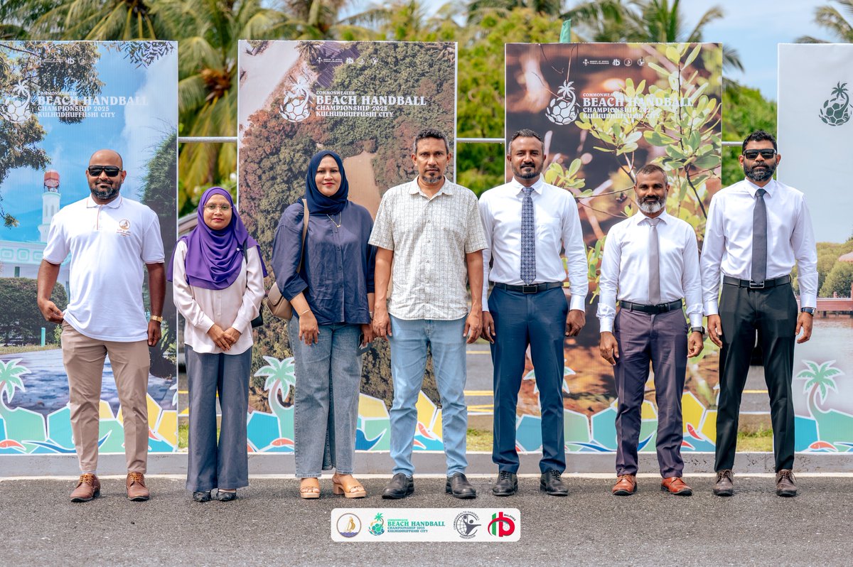 kcitycouncil's tweet photo. ކުޅުދުއްފުށި ސިޓީގައި މިހާރު ކުރިއަށްދާ ކޮމަންވެލްތް ބީޗް ހޭންޑްބޯޅަ މުބާރާތުގެ ނިންމުމުގެ ރަސްމިއްޔާތުގައި ބައިވެރިވެވަޑައިގެންނެވުމަށް ފުވައްމުލައް ސިޓީގެ މޭޔަރ އިސްމާއިލް ރަފީޤް މިއަދުވަނީ ކުޅުދުއްފުށްޓަށް ވަޑައިގަންނަވާފައި. ކުޅުދުއްފުށީ އެއަރޕޯޓުން އެމަނިކުފާނަށް މަރުހަބާ ދެންނެވީ ކުޅުދުއްފުށި ސިޓީގެ މޭޔަރ މުޙައްމަދު ޢާޠިފް އަދި ކައުންސިލަރުން.

@FVMCouncil