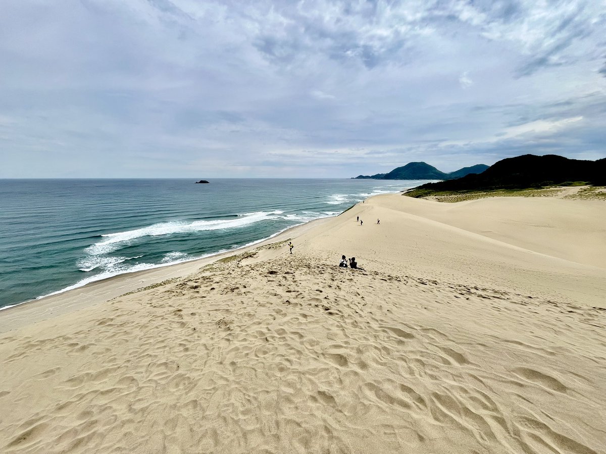 "Journey's Log"

趣くままに「はくと」に乗った。

向かった先は雄大な砂丘。

そそり立つ馬の背､走って一気に駆け上がる。

目の前に広がる360度のパノラマは､ただ雄大。

足元には砂まみれの靴…。

旅はいいですね｡

このギャップこそ､醍醐味だから。

#旅ラン #出張ラン #昼ラン #観光 #鳥取