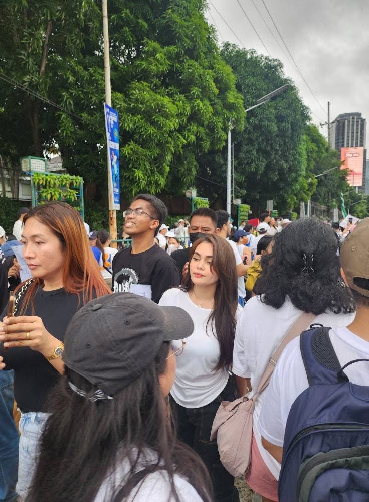 PilipinasToday_'s tweet photo. Vlogger and actress Ivana Alawi participated in the Trillion Peso March at the EDSA People Power Monument in Quezon City on Sunday, September 21.

#PilipinasToday https://t.co/6CSCMu4GMh