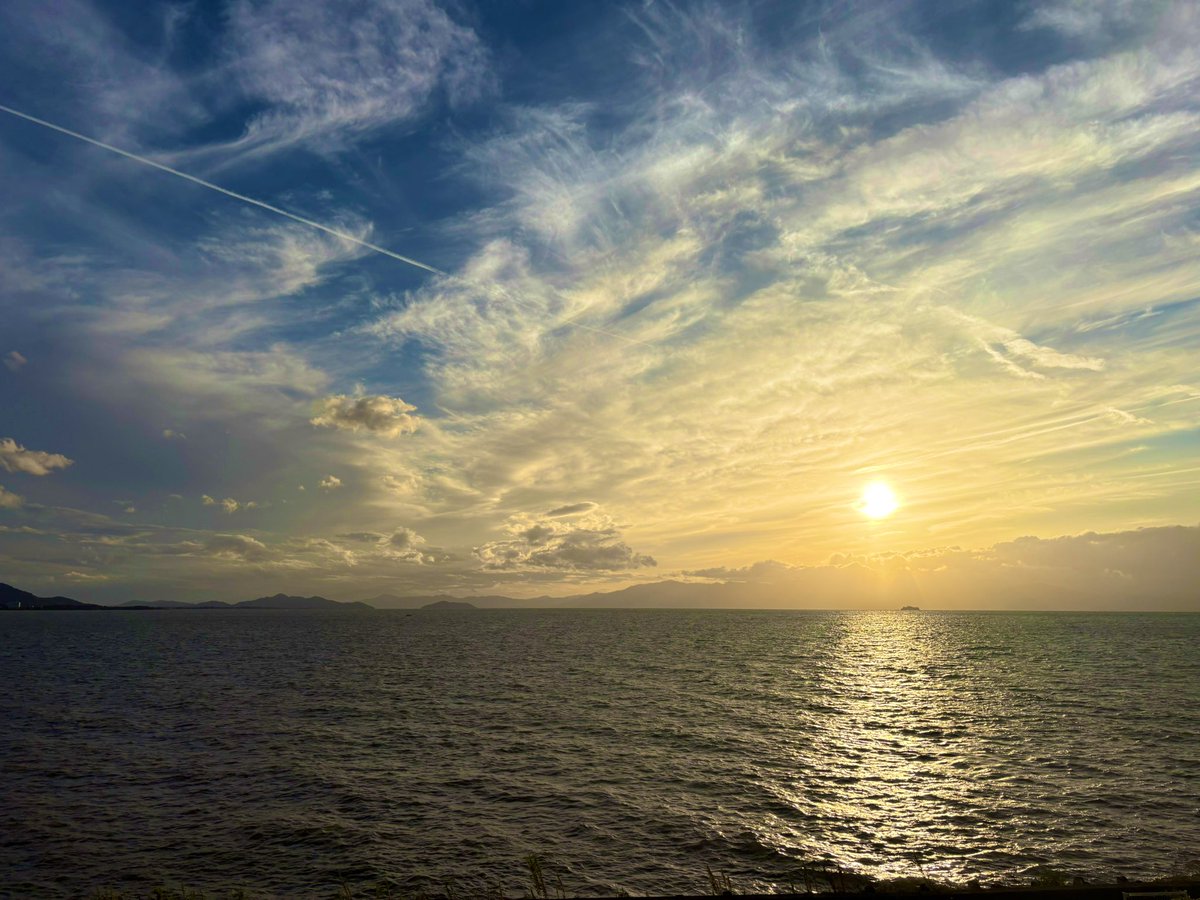 もう少しで沈みそうな夕陽
あったかくて優しい波音