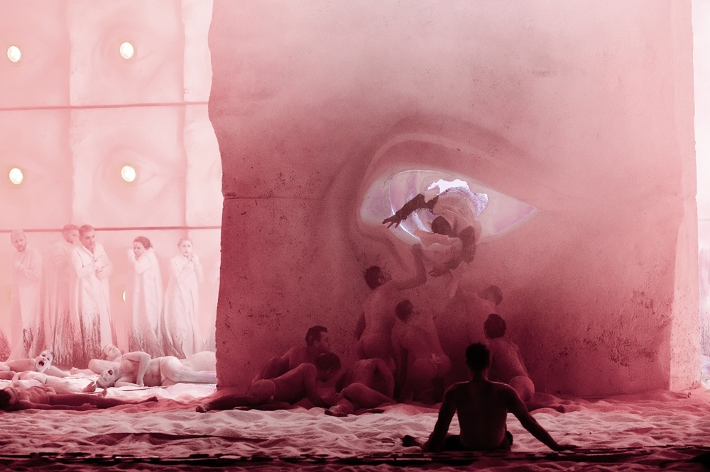 Edward Sava la.liternet.ro/QrjzMf

„De la premiera sa pariziană din 1936, opera Œdipe a rămas o lucrare rar montată, admirată pentru ambiția sa și intimidantă prin exigențele sale interpretative. Puține creații lirice înfruntă destinul cu o asemenea măreție implacabilă precum…