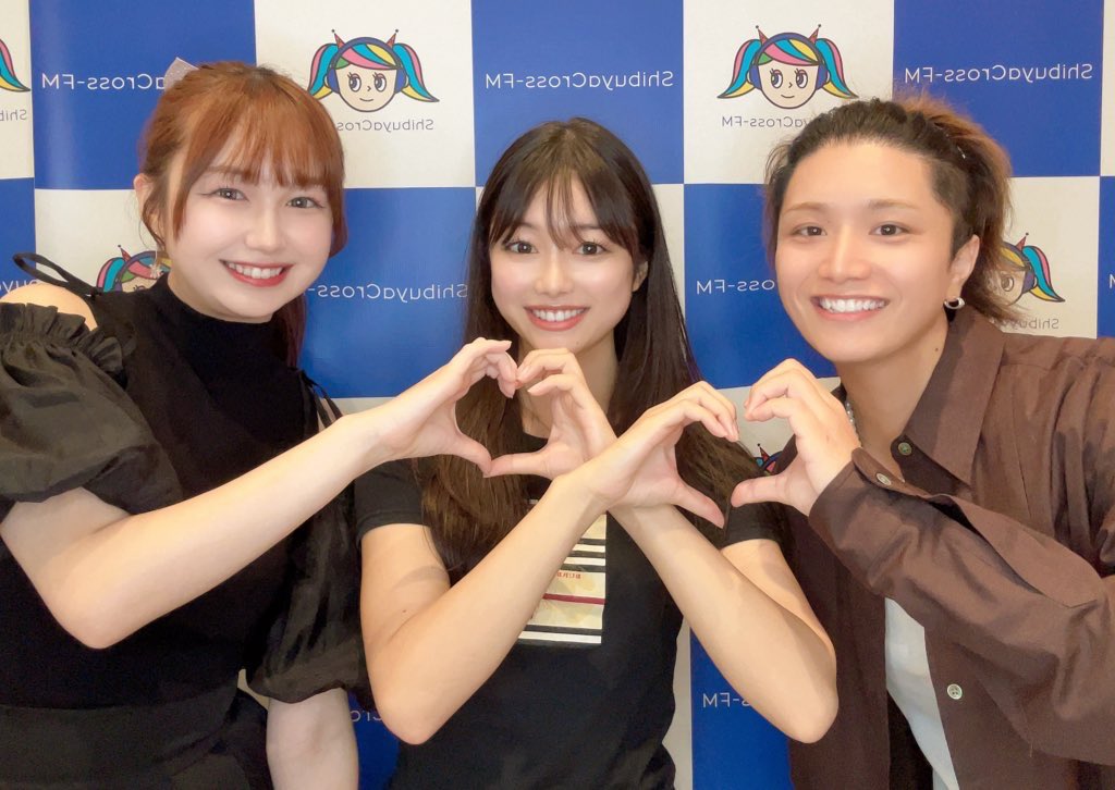 ManoCocona's tweet image. 「矢崎希菜のCINEラジ＆音ラジ」
ありがとうございました！
オリ曲「HIGHER GROUND」フル尺ラジオで初生歌唱でした🎤

希菜さんは食の好みが似ててご飯の約束も✨
髙橋さんは私の緊張をスタジオ飛び出してほぐしてくださいました🥲

2枚目は髙橋さん考案ポーズ↓
 #キナノラジオ #渋谷クロスFM