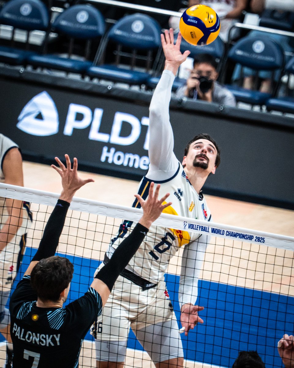 Federvolley's tweet photo. 🇵🇭 MONDIALI MASCHILI 🇵🇭

👋 CI SI VEDE AI QUARTIIIII 😍

🔥 Grandissima prestazione degli azzurri che superano 3-0 (25-23, 25-20, 25-22) l'Argentina negli ottavi di finale❗️
🔜 24/09 🆚 🇧🇪/🇫🇮

#LaNazionale | #MWCH2025 | #Philippines2025 | @Philippines2025 https://t.co/AQmWbTMtoy