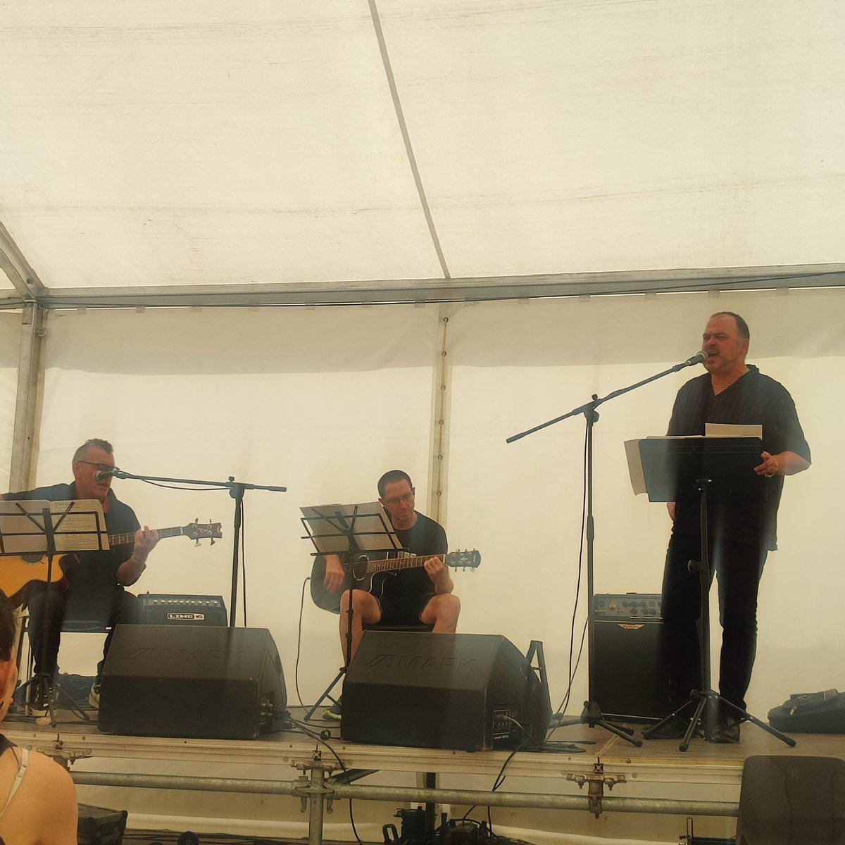 Surrealista recital en ambiente hostil en #Calanda
Pero disfrutamos. Por esas personas amantes de la poesía que nos arroparon en familia. Gracias a las alumnas de 6º, a Mar Blanco, a Cristina Giménez, a la Plataforma de Poetas por Teruel y a mi Javi y Gori, de Poética Líquida.