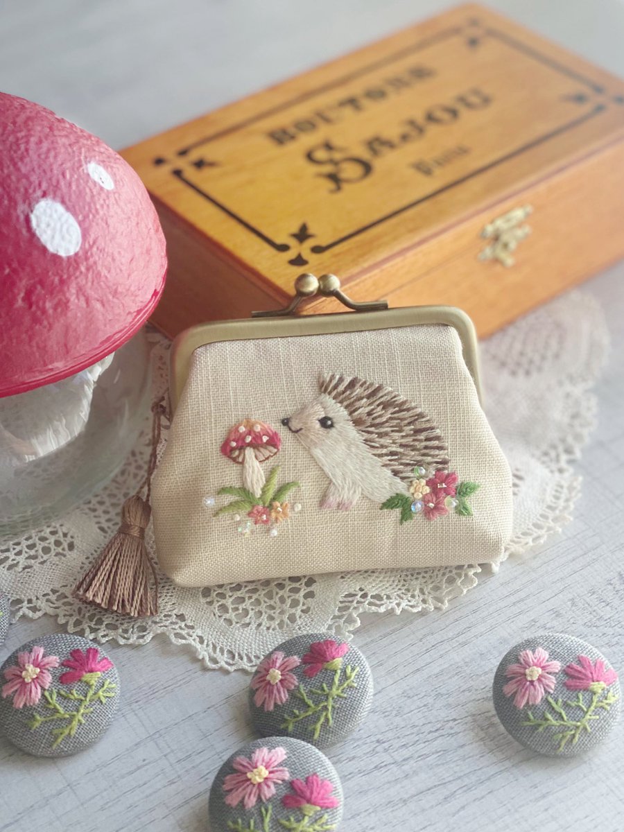 少し涼しくなってきたので、作品にも秋を取り入れたくなってきました🍂
ハリネズミさん秋バージョンのコインケース🦔🍄
9月10月のお花のボタンはコスモスです🌸
minneの今月の販売開始は9/28(日)〜を予定しています。
数は少なくなってしまいそうですが後日作品の紹介をします🙇‍♀️

#ハンドメイド