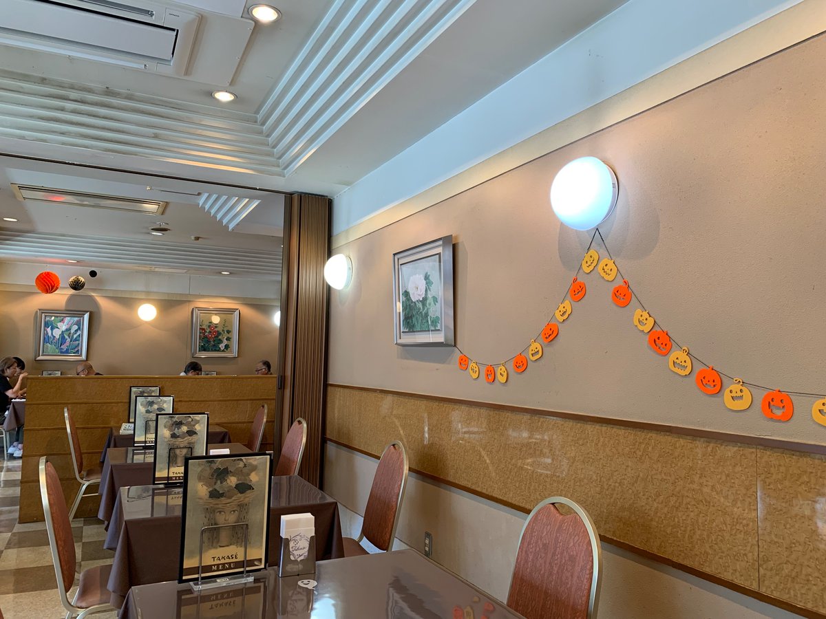 老舗の洋食屋さんでゆったりとランチ。ステーキ弁当が美味しかった。ハロウィンの飾りが程よいアクセント。ウェルビーイングなひと時。