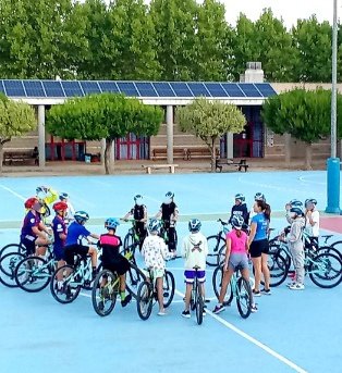 Los coles y sus instalaciones deportivas, son espacios únicos para aprender a montar en 🚲#bici y mejorar las habilidades de conducción antes de circular por la vía pública.

📸 Alumnado del
#IESProfessorManuelBroseta en #BanyeresMariola, comenzando un taller de 🚴🏻‍♀️#AulaCiclista.