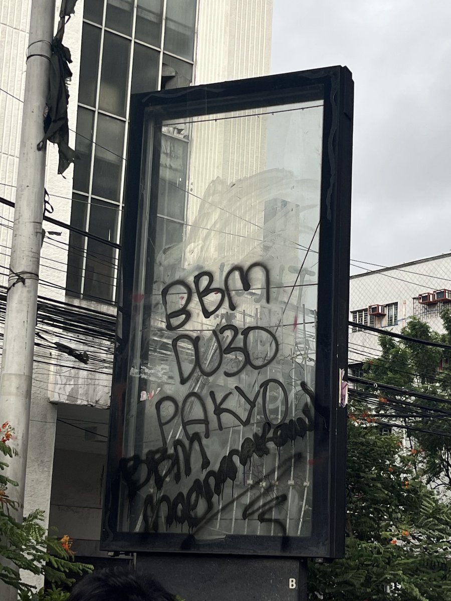 jyongbakla's tweet photo. ang tibay ng jaennyongya— inulan at inaraw ‘yan sila para tumindig today!
MARCOS, DUTERTE— IKULONG ANG MGA MAGNANAKAW! #BahaSaLuneta #Sept21Protest #trillionpeoplemarch https://t.co/ywEu2bigKm
