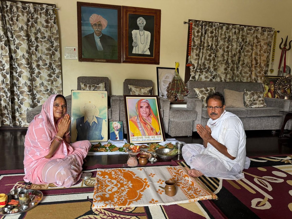 सर्व पितृ मोक्ष अमावस्या के अवसर पर पितरों का श्राद्ध तर्पण कर आशीर्वाद लिया।