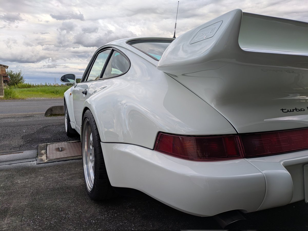 964ターボを洗車しました✨️
久しぶりに触れたらこの造形美とディテールの造り込みに改めて感動した。
乗ると何もかも旧いのだが、やっぱり空冷ポルシェはいい
